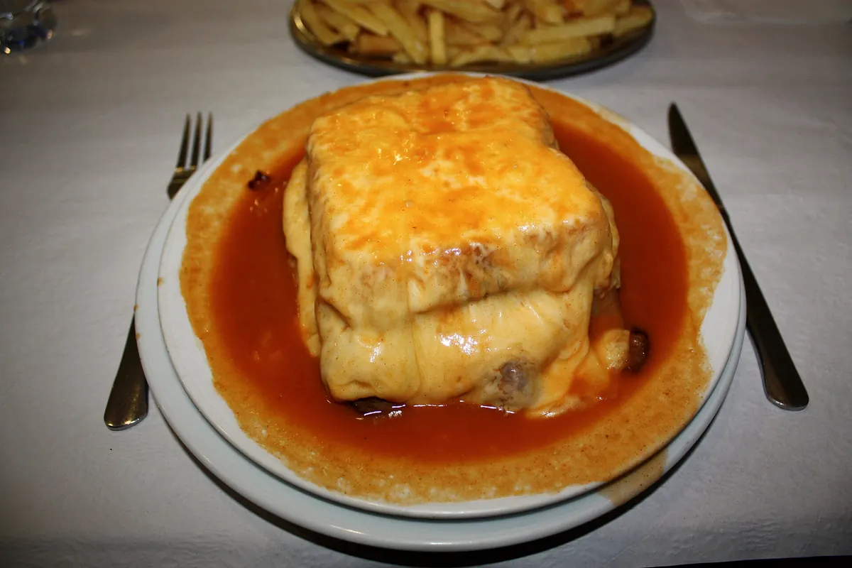 Francesinha served whole on a plate